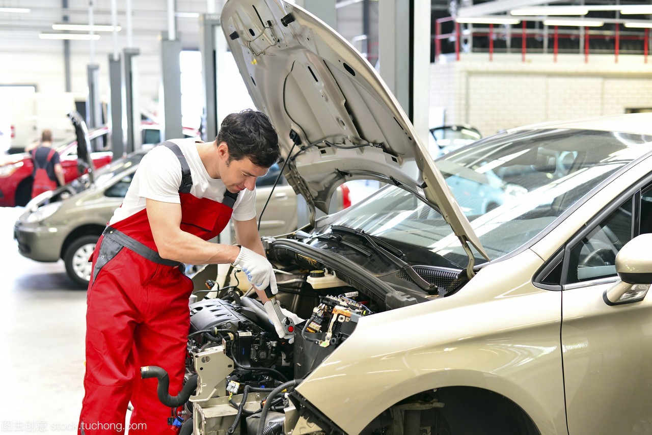 汽車修理工 車間里的專業維修服務